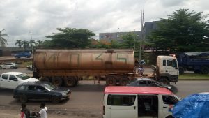 Une vue d'ensemble de l'accident à proximité de l'échangeur d'Awendjé © La Une Media Gabon